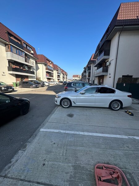 Doua camere, apartament finalizat, suprafata generoasa, loc de parcare, in fata statiei STB